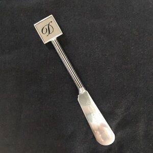 Monogrammed “D” spreader